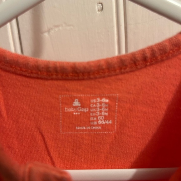 Gap 3/6m peach vneck long sleeve onesie - Picture 3 of 3